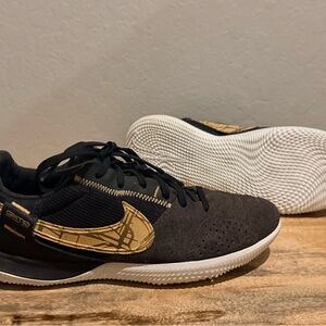 Nike Gato Indoor Soccer / Futsal Shoes – Women’s Size 6 – Barely Used